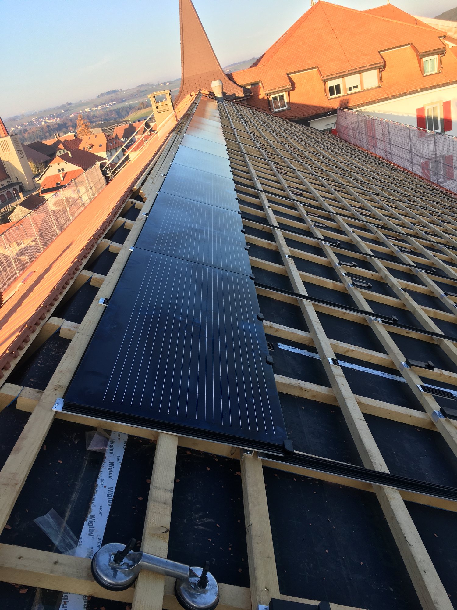 Travail de pose photovoltaïque intégrée au monastère Notre-Dame de Fatima