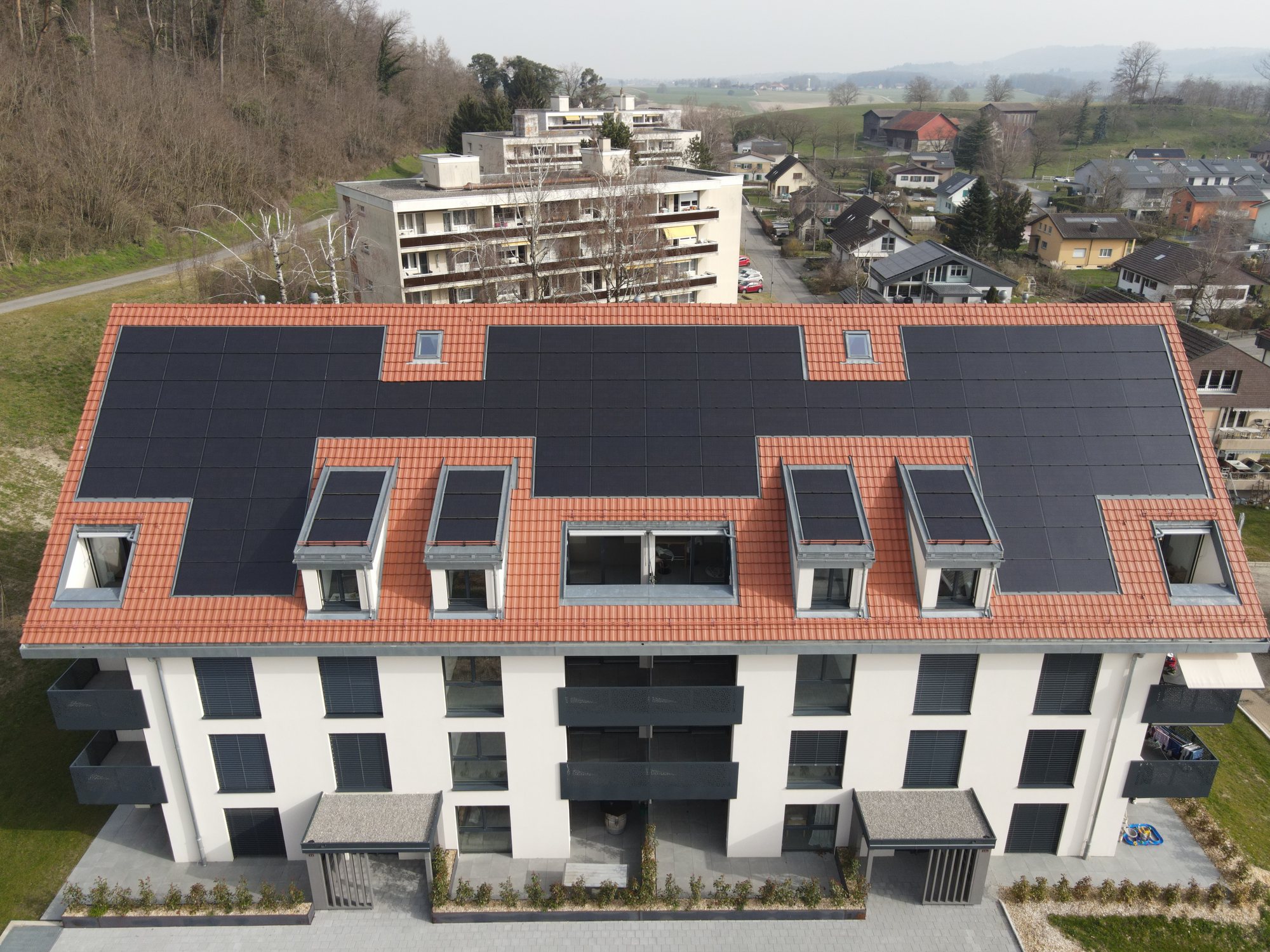 Grande installation photovoltaïque sur un immeuble résidentiel à Granges-Marnand