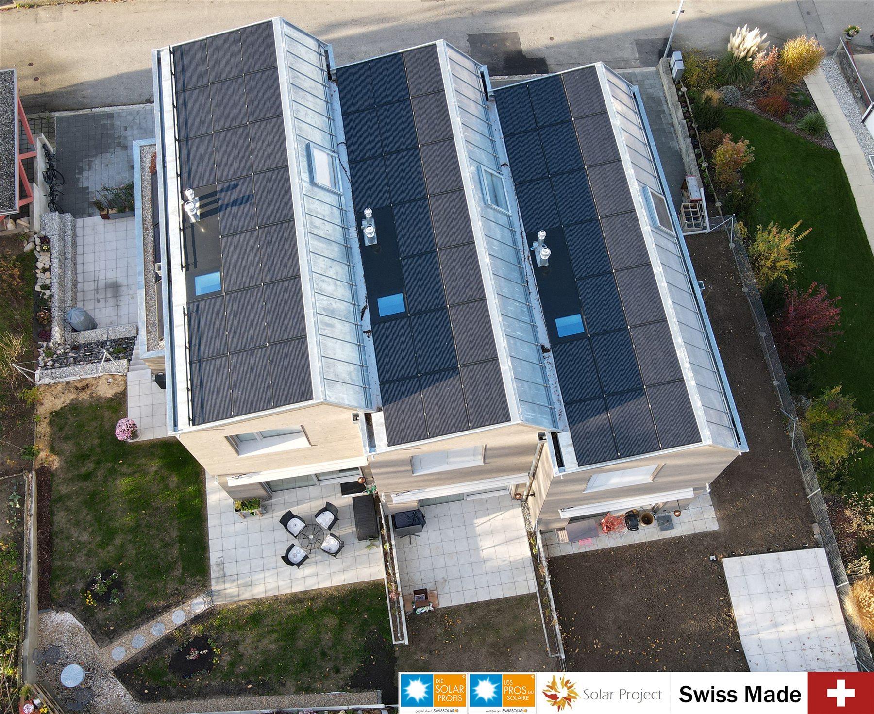 Vue aérienne de trois installations photovoltaïques